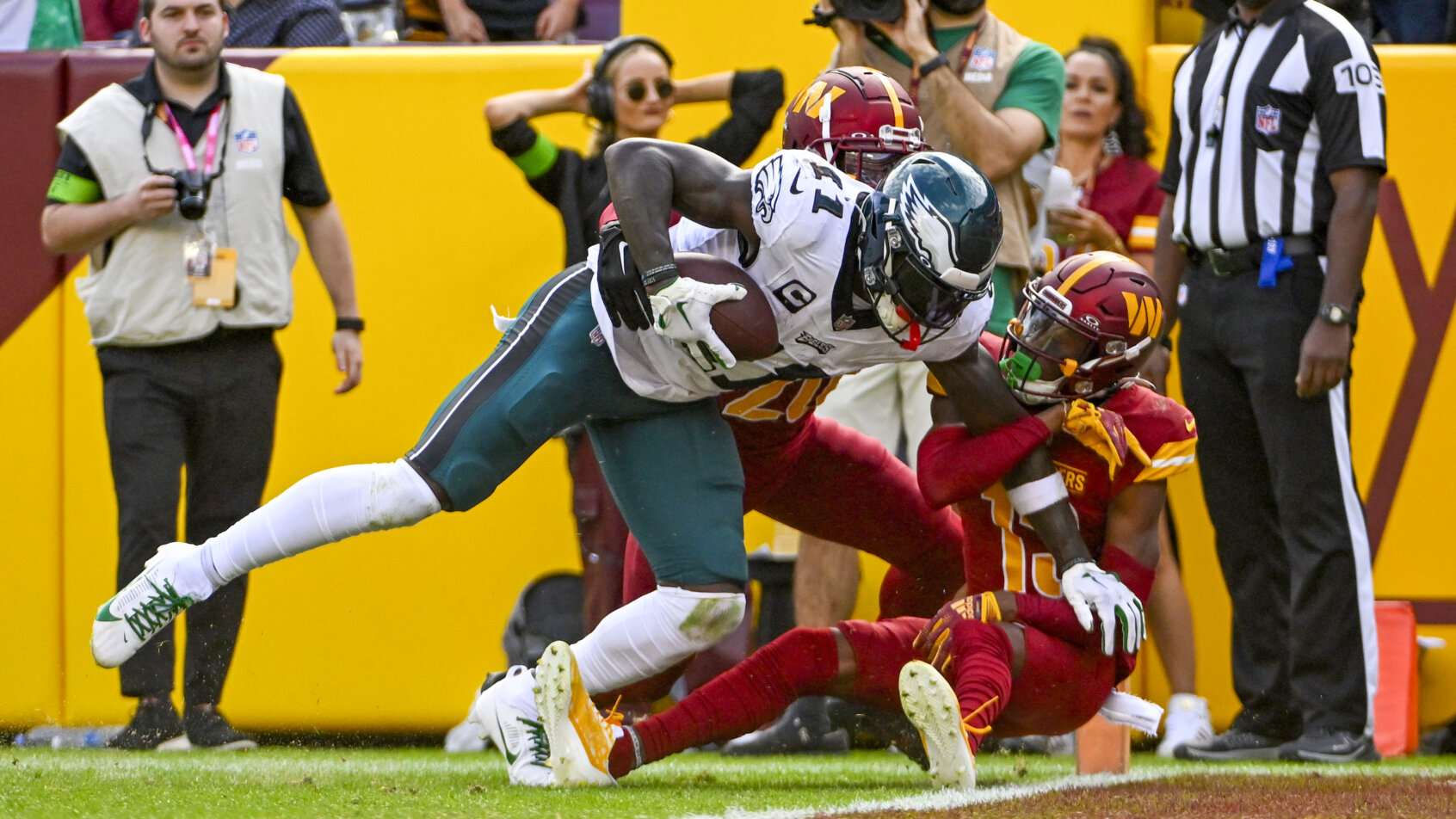 Eagles defender tackles Cowboys player