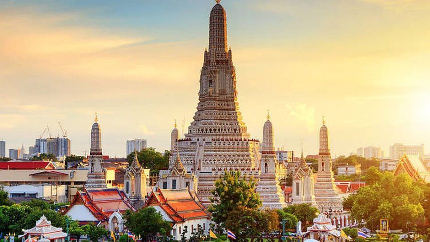 Wat Arun temple at dusk