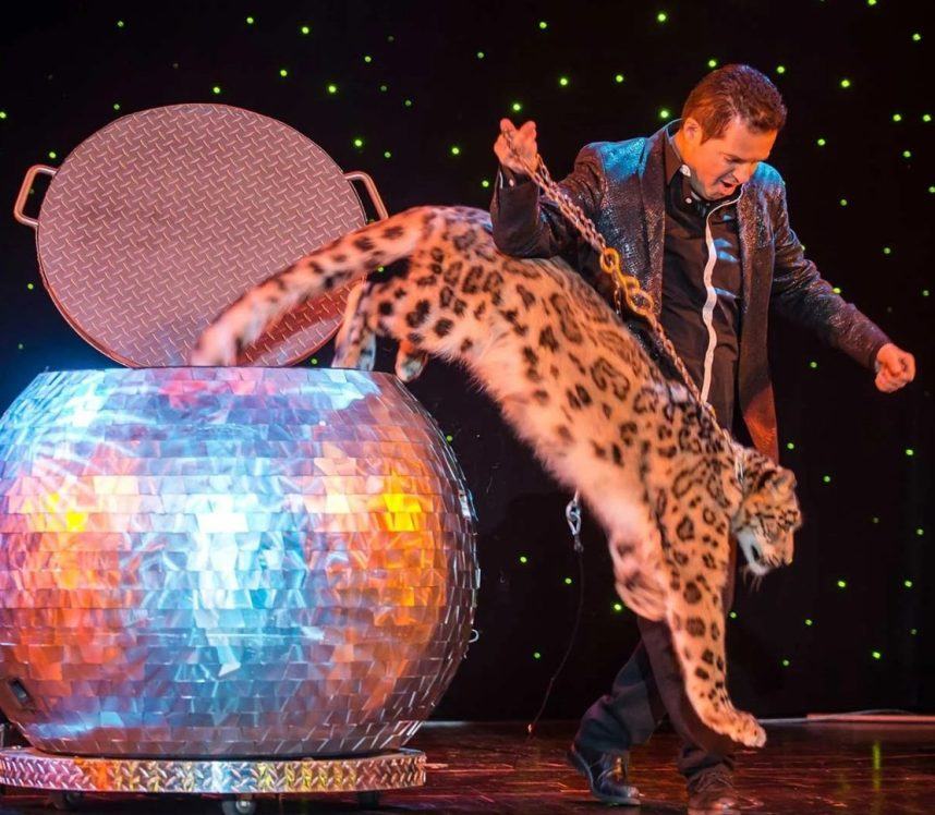 Magician Dirk Arthur with leopard