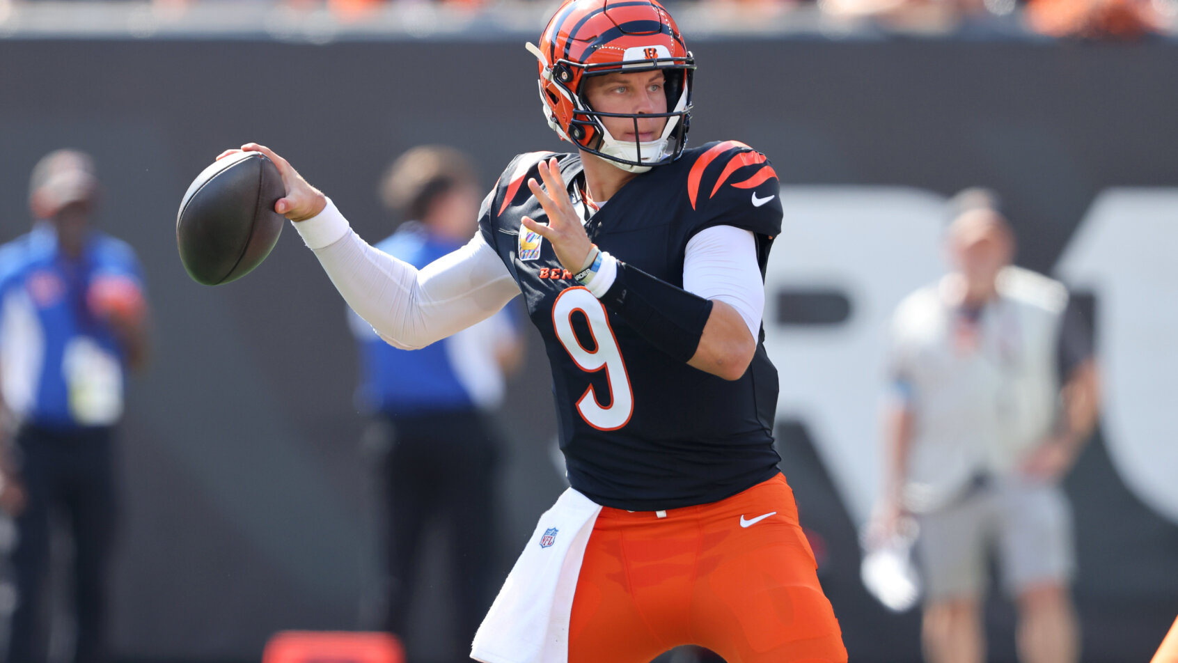 Bengals QB Joe Burrow throwing pass