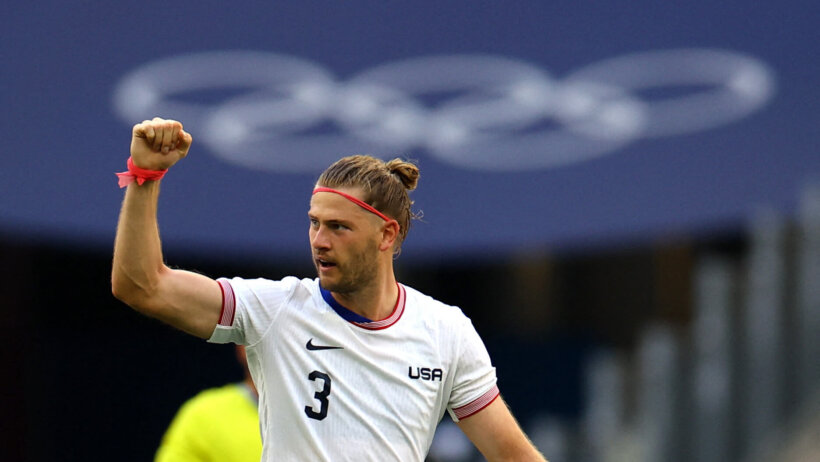 US soccer player celebrates goal