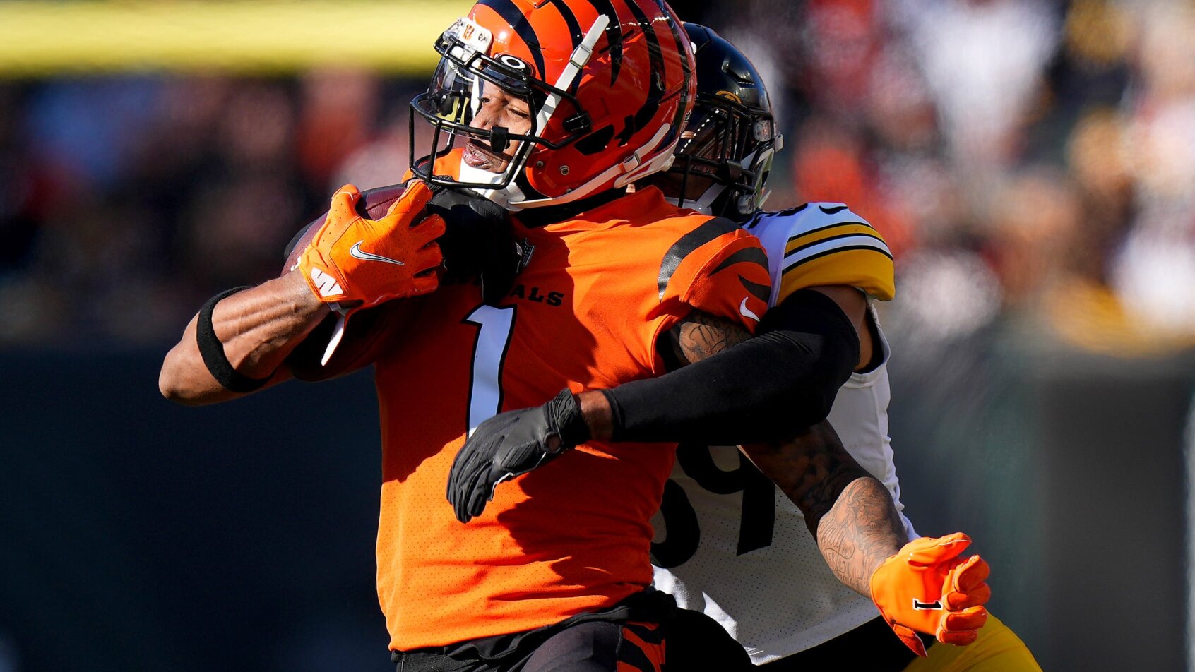 Bengal tackles Steeler on field