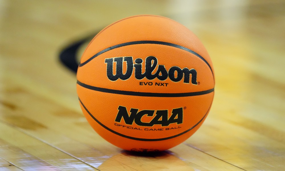 Basketball auf Holzboden liegend