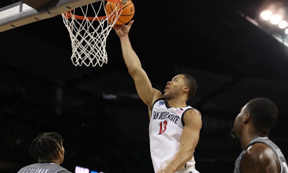 Ledee dunks for San Diego State