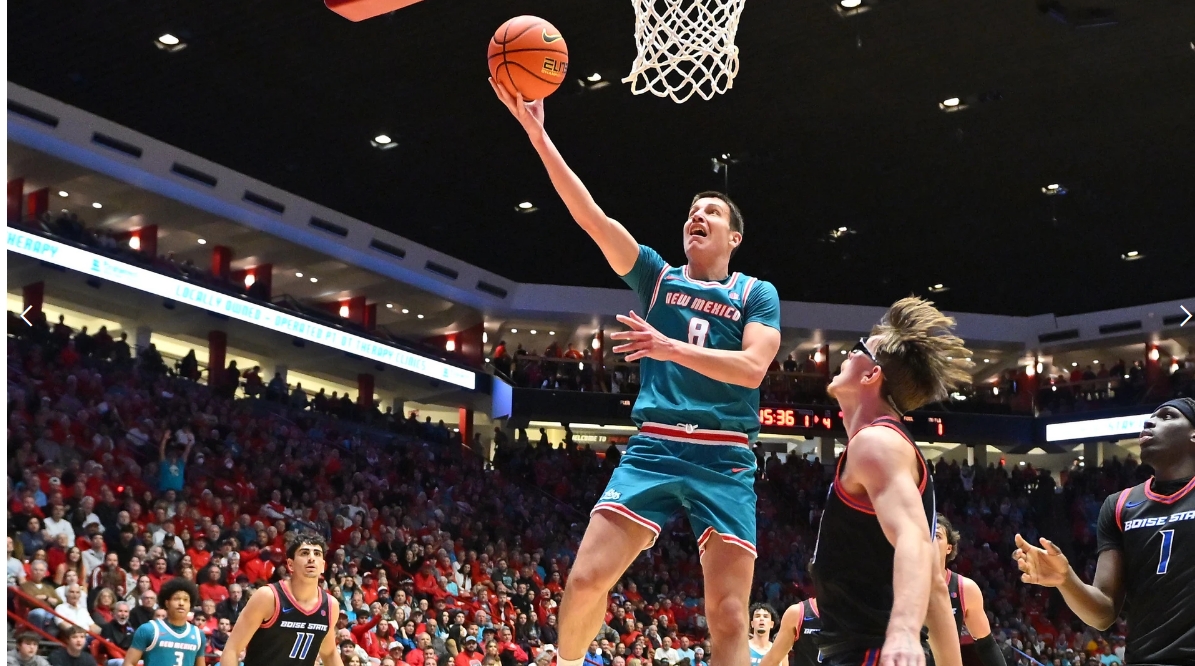 UNM player shoots basketball