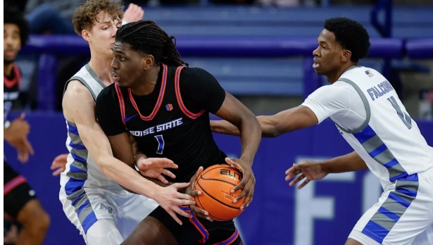 Basketball player defended while dribbling